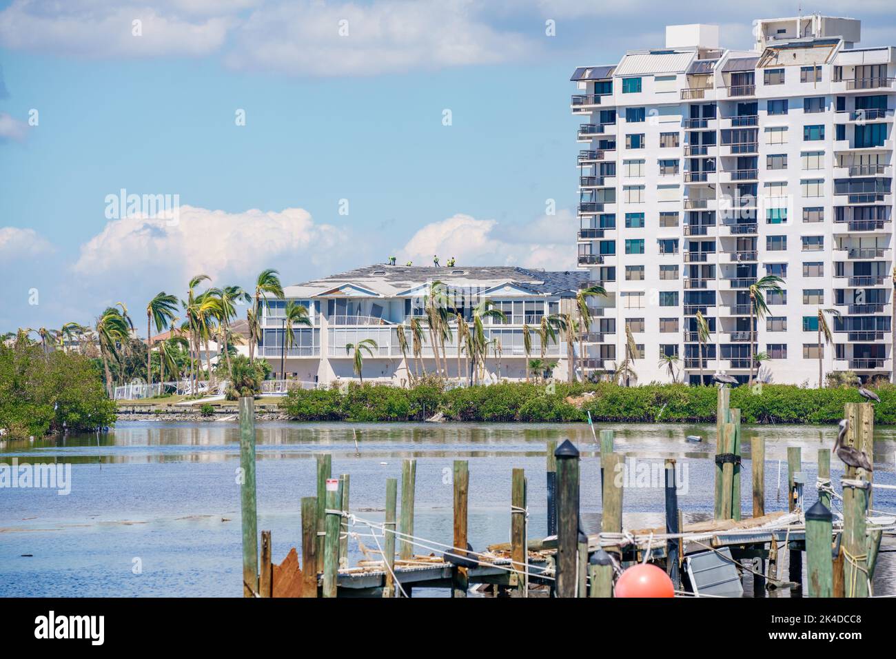 Dachdecker, die direkt nach dem Fluchterich Ian in Fort Myers FL zur Arbeit kommen Stockfoto