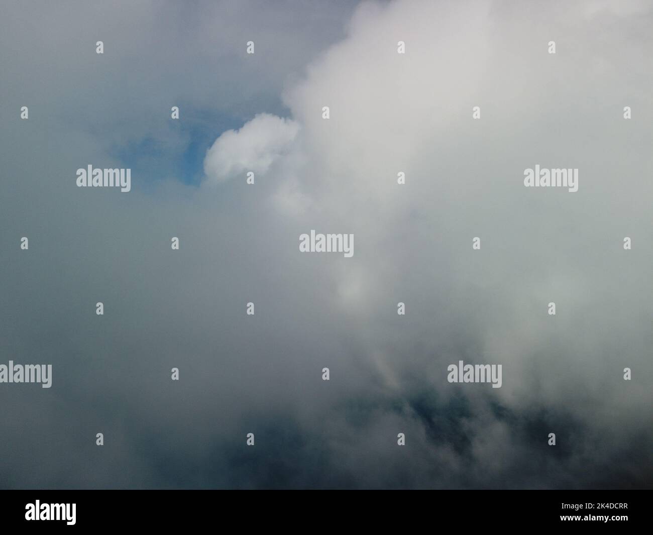 Luftaufnahme. Die Drohne fliegt über neblige und flauschige Wolken. Blauer Himmel Sonne und Meeresnebel. Abstrakte Luft Natur Sommer Ozean Sonnenuntergang Meer und Himmel Hintergrund Stockfoto