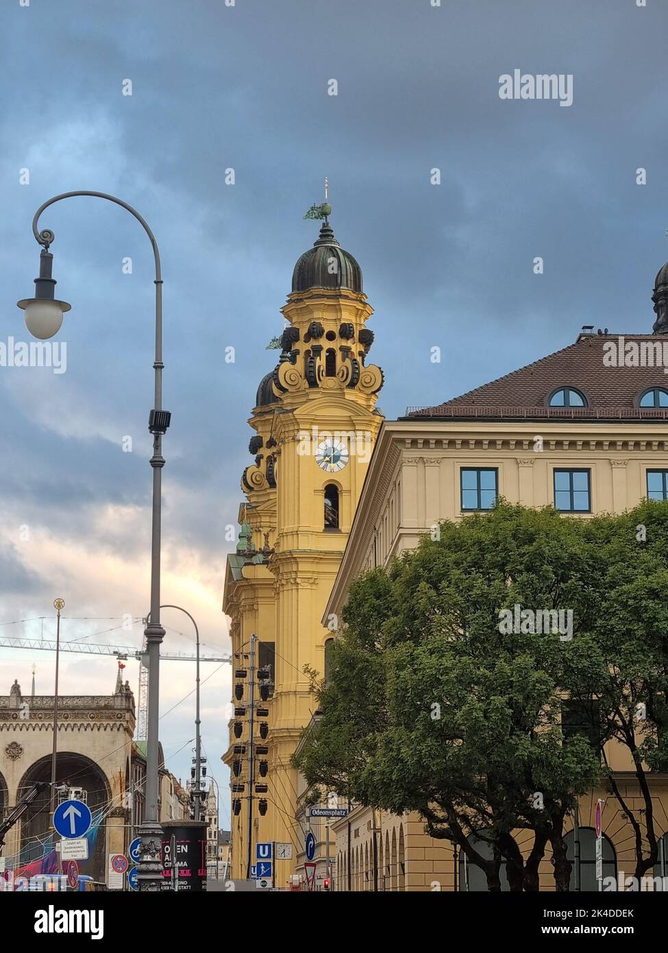 Eine vertikale Aufnahme der Theatinerkirche an einem bewölkten Tag in München, Bayern, Deutschland Stockfoto