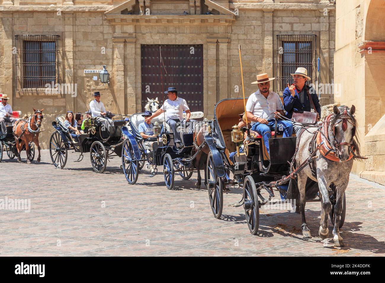 CORDOBA, SPANIEN - 23. MAI 2017: Dies ist eine nicht identifizierte Gruppe von Touristen, die die Stadt in alten Pferdekutschen besuchen. Stockfoto CORDOBA, SPANIEN - 23. MAI 2017: Dies ist eine nicht identifizierte Gruppe von Touristen, die die Stadt in alten Pferdekutschen besuchen. Stockfoto