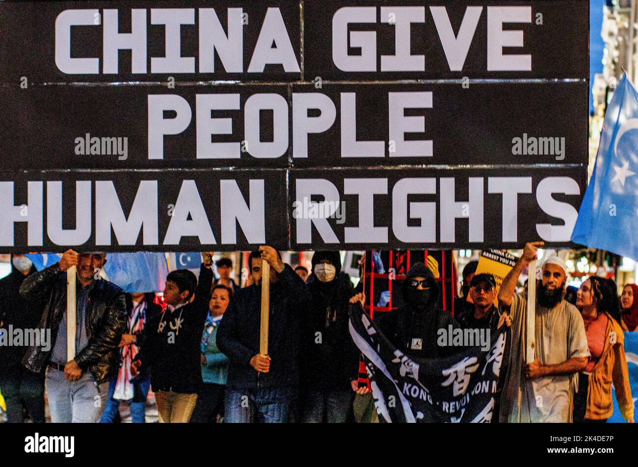 London, Großbritannien. 01. Oktober 2022. Die Demonstranten halten Plakate mit der Aufschrift „China gibt Menschen Menschenrechte“, während sie während des Widerstands gegen die Kommunistische Partei Chinas zur chinesischen Botschaft marschieren. Eine gemeinsame Kundgebung von Ukrainern, Hongkongers und Tibetian, die zum Protest „Widerstand gegen die KPCh“ am chinesischen Nationalfeiertag aufrief. Kredit: SOPA Images Limited/Alamy Live Nachrichten Stockfoto