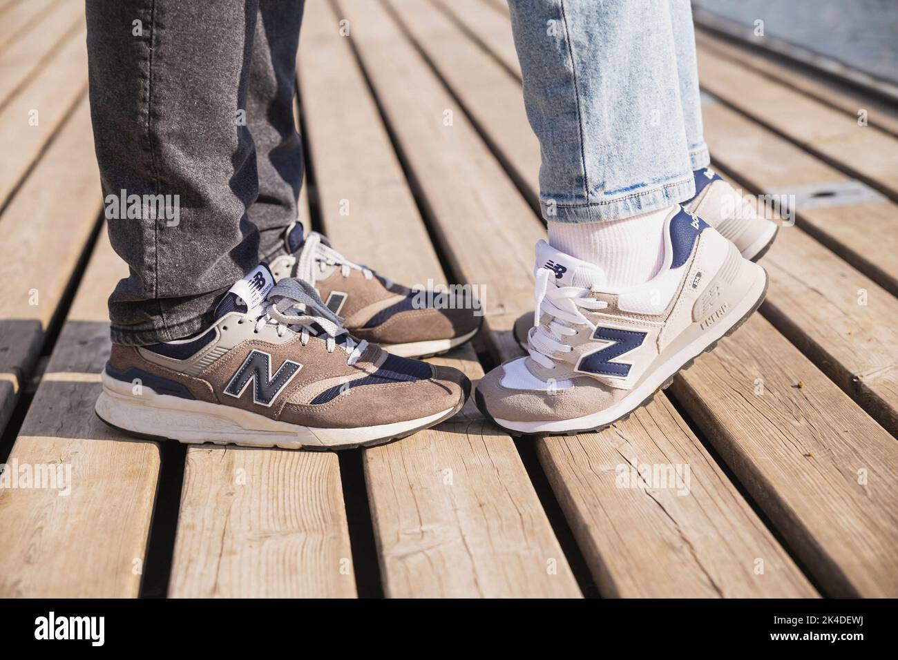 Kopenhagen, Dänemark, Mai 2022: Ehepaar in identischen Turnschuhen. Stockfoto
