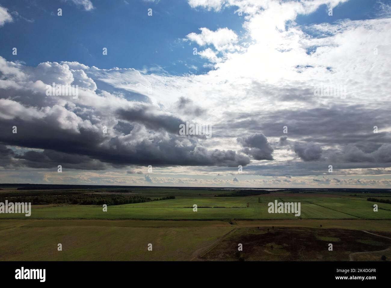 Erstaunlicher dramatischer Himmel über landwirtschaftlichen Feldern. Sehr schöne Natur. Blick von oben. Stockfoto