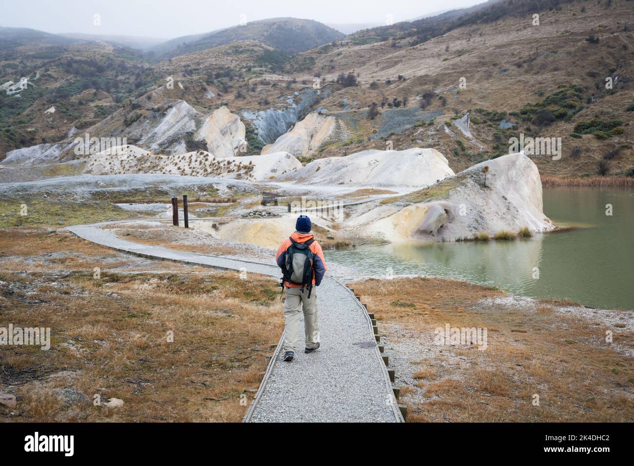 Mann, der auf dem Blue Lake Loop Track in St. Bathans, Central Otago, läuft. Stockfoto