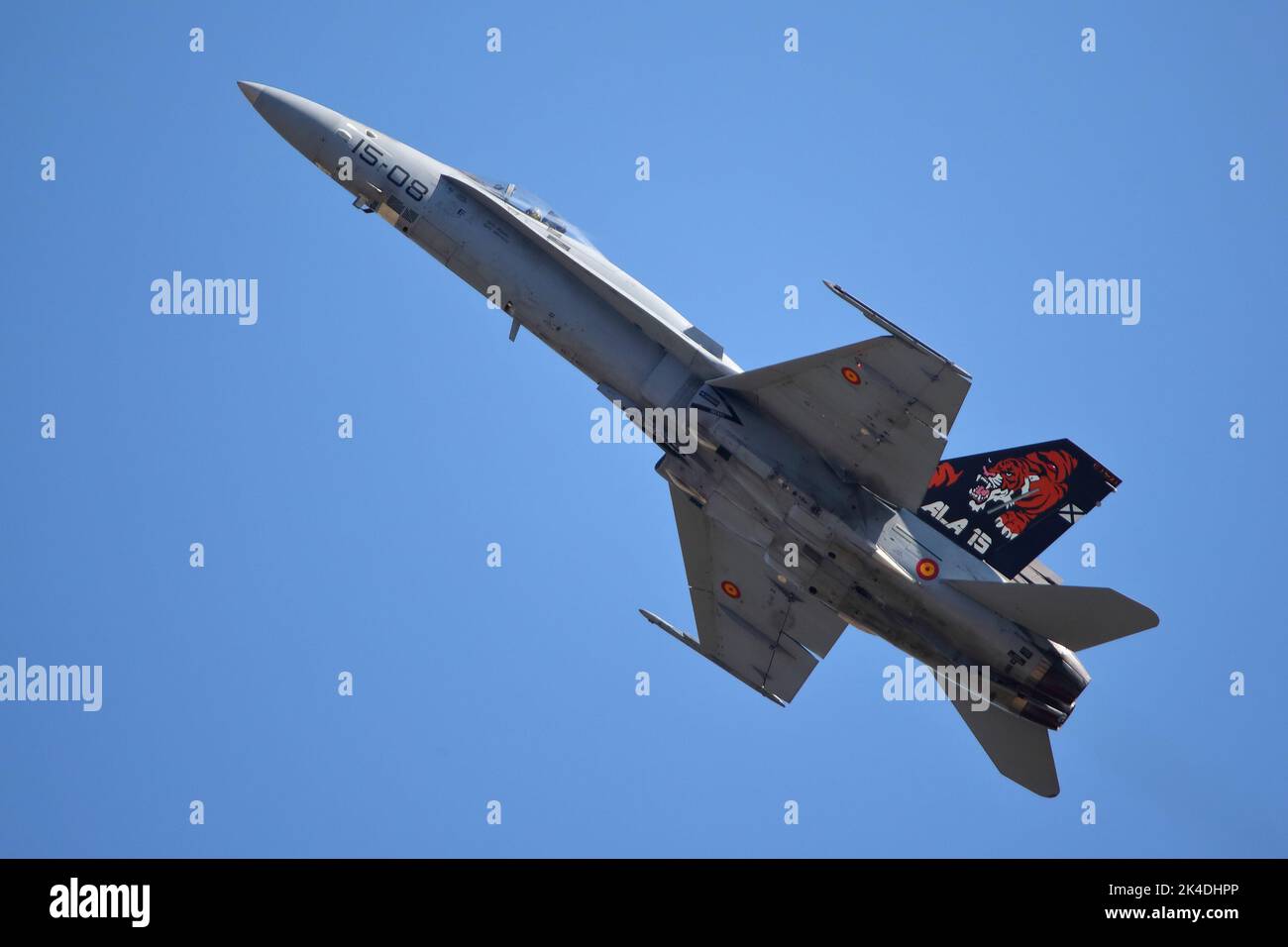 Fairford, Großbritannien. 16.. Juli 2022. Militärflugzeuge aus der ganzen Welt werden für das RIAT Royal International Air Tattoo ausgestellt. Ein McDonnell Douglas EF-18M Hornet der spanischen Luftwaffe. Stockfoto