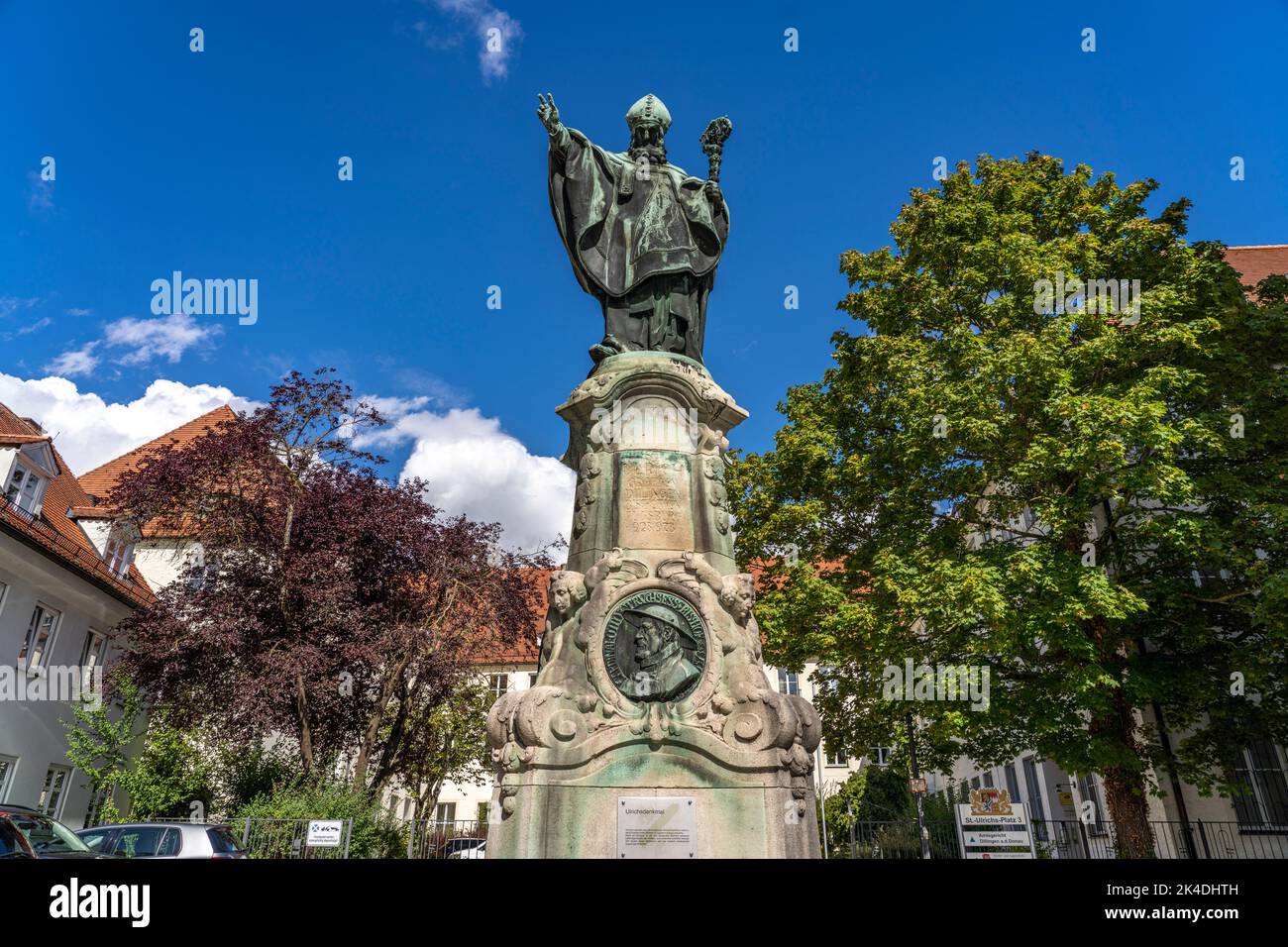 Das Ulrichsdenkmal mit der Bronzeplastik des Augsburger Bischofs und Bistumspatron Ulrich in Dillingen an der Donau, Bayern, Deutschland | Ulrich Monu Stockfoto