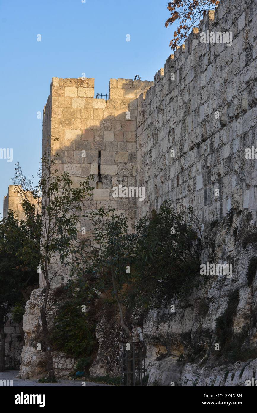 Mauern der Altstadt von Jerusalem. Das Stadtbild ist der historische Teil Jerusalems. Stockfoto