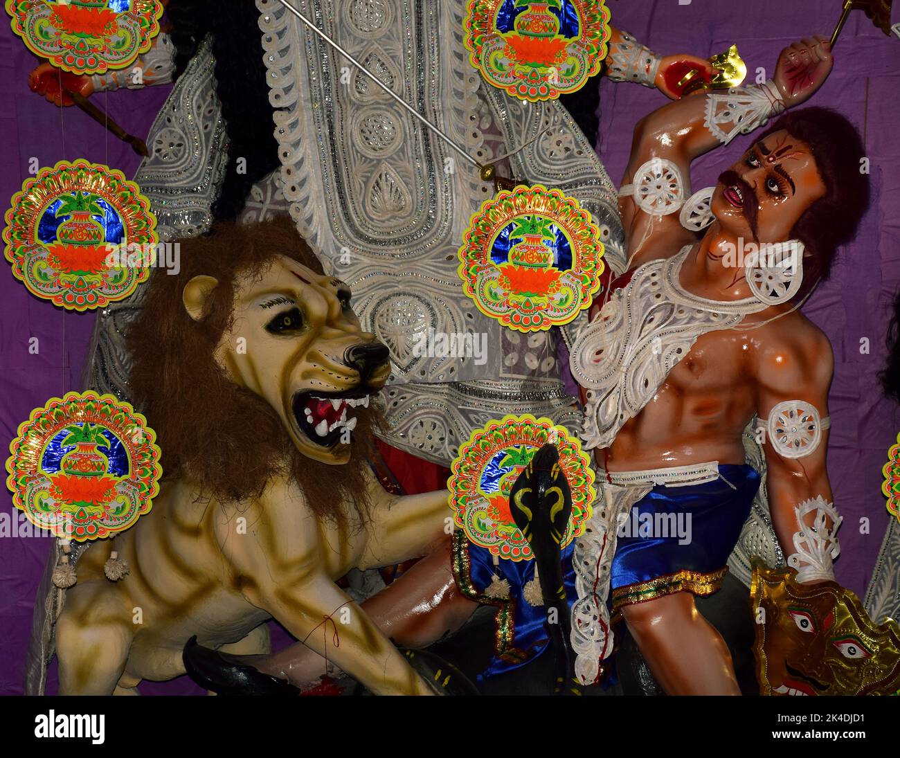 Idol des Löwen, der den Dämon Mahishasura angreift. Mahishasura ist eine Rinderasura im Hinduismus, die schließlich von der Göttin Durga mit ihrem Trishu getötet wird Stockfoto
