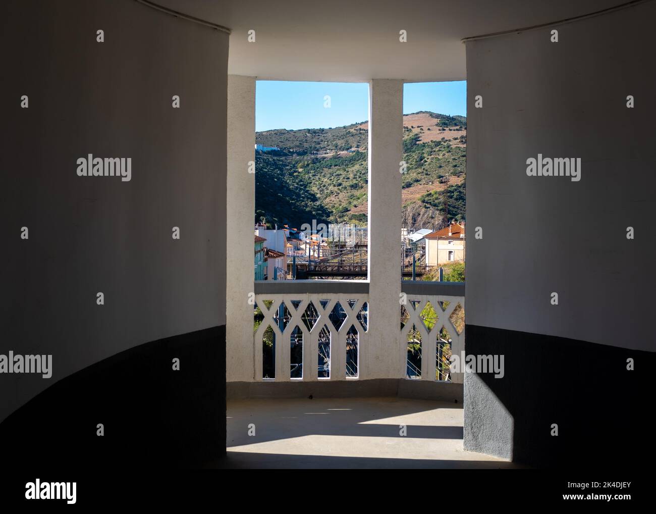 Die mediterrane Landschaft vom Balkon eines verwelkenden Hotels in Cerbere, Frankreich aus gesehen. Aufgenommen am sonnigen Wintertag. Stockfoto