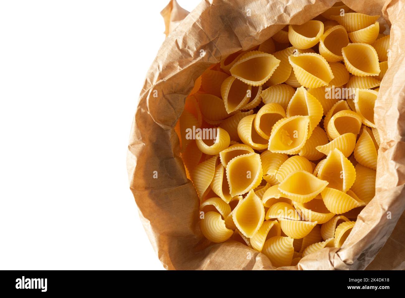 Conchiglie Pastaschalen in einem braunen Papierbeutel. Umweltfreundliches Recycling kompostierbare Verpackungen Stockfoto