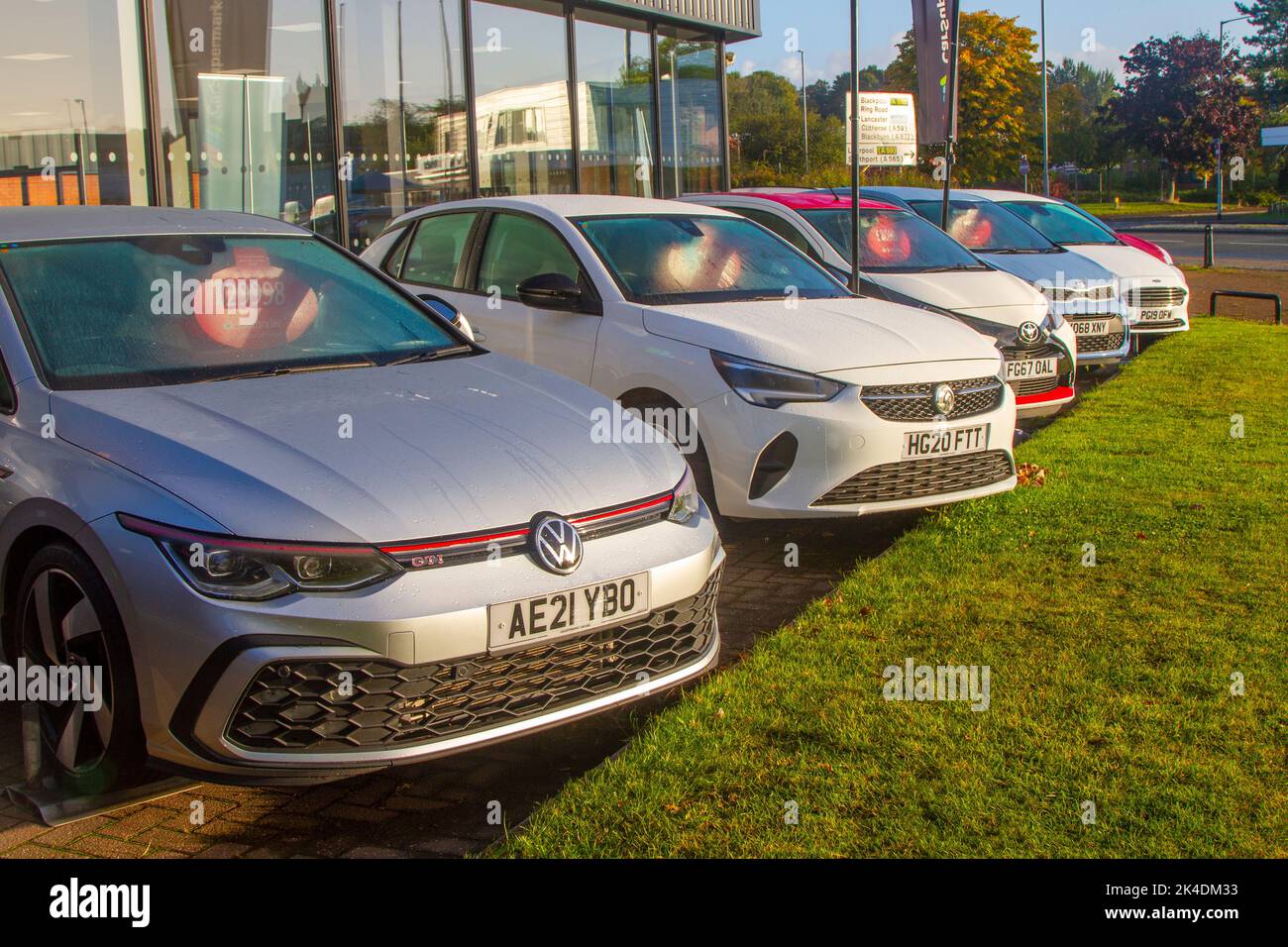 2021 Silbergrauer VW Volkswagen Golf GTI TSI S-A TSI 245 DSG Auto zum Verkauf bei CarSupermarket, Showroom & Vorplatz Schild, Second Hand Autohändler in Preston, Großbritannien Stockfoto