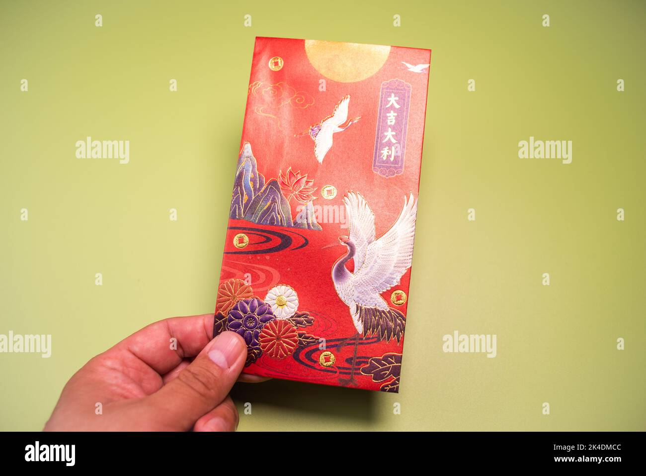 Chinesischer roter Umschlag, Ein roter Umschlag ist ein Geldgeschenk, das in eine verzierte rote Papiertasche gesteckt wird. Stockfoto