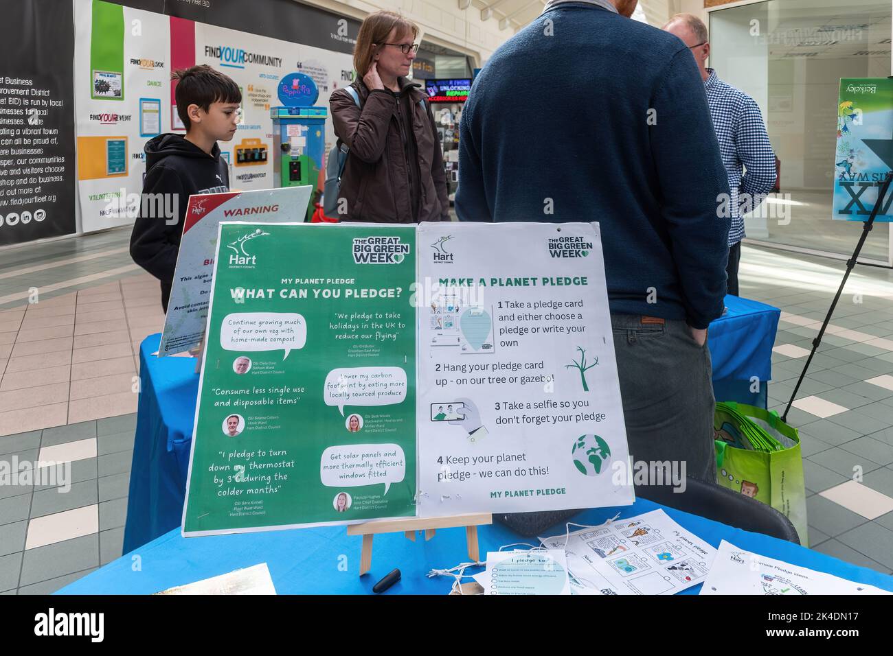Große grüne Woche Veranstaltung in Fleet im Hart Shopping Center, Hampshire, England, Großbritannien. Gemeinschaftsveranstaltung zur Feier von Maßnahmen gegen den Klimawandel und die Natur Stockfoto