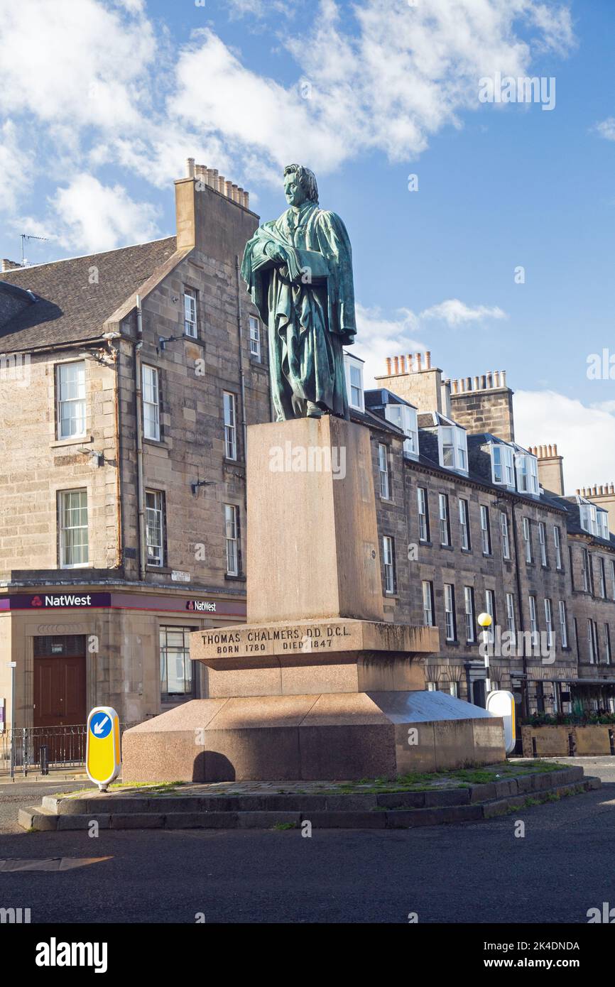 Edinburgh, Schottland, September 2022, Besucher der Stadt können die Statue von Thomas Chalmers bewundern. Stockfoto