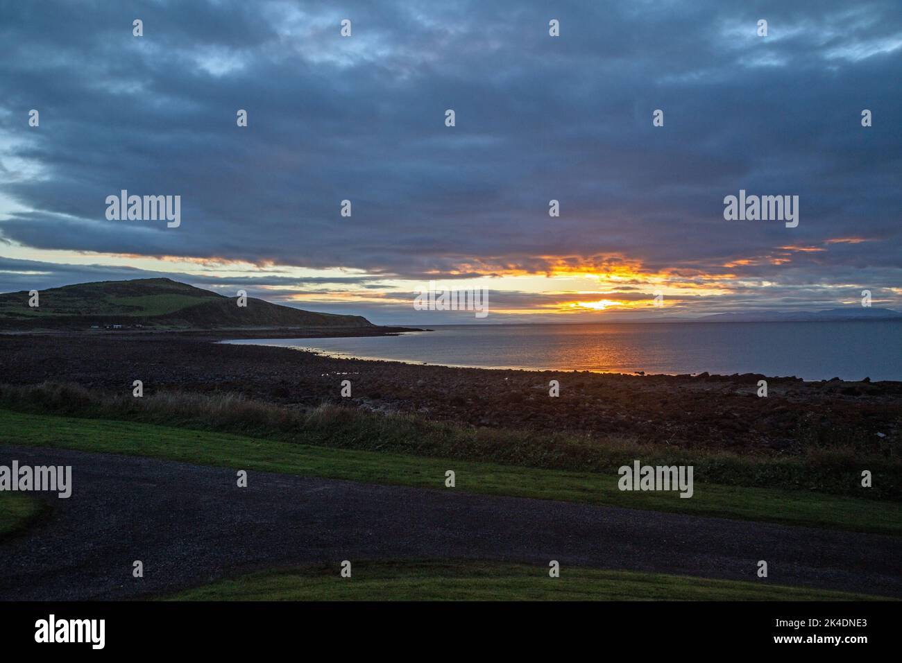 Rascarrel Bay, Auchencairn, Castle Douglas, Schottland, September 2022, Ein Blick auf die Bucht, bei Sonnenuntergang. Stockfoto