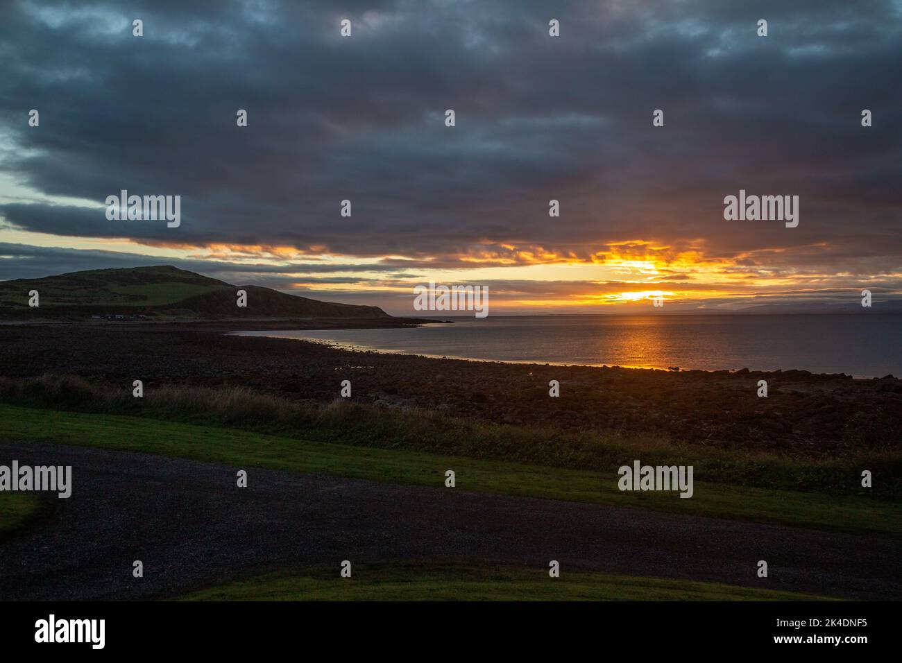 Rascarrel Bay, Auchencairn, Castle Douglas, Schottland, September 2022, Ein Blick auf die Bucht, bei Sonnenuntergang. Stockfoto