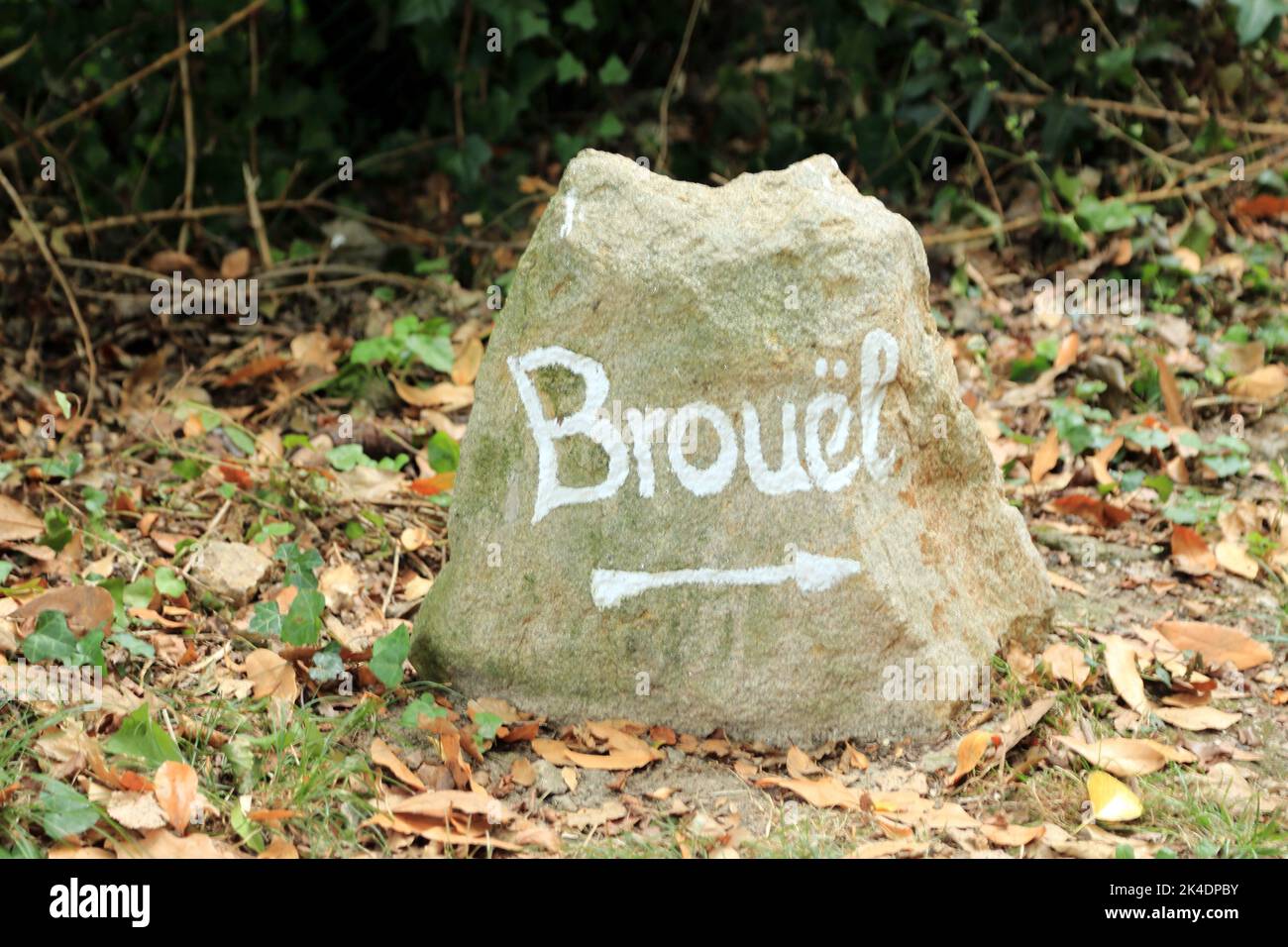 Schild zu Le Bruel auf Stein gemalt in Le Prado, Ile Aux Moines, Golfe du Morbihan, Morbihan, Bretagne, Frankreich Stockfoto