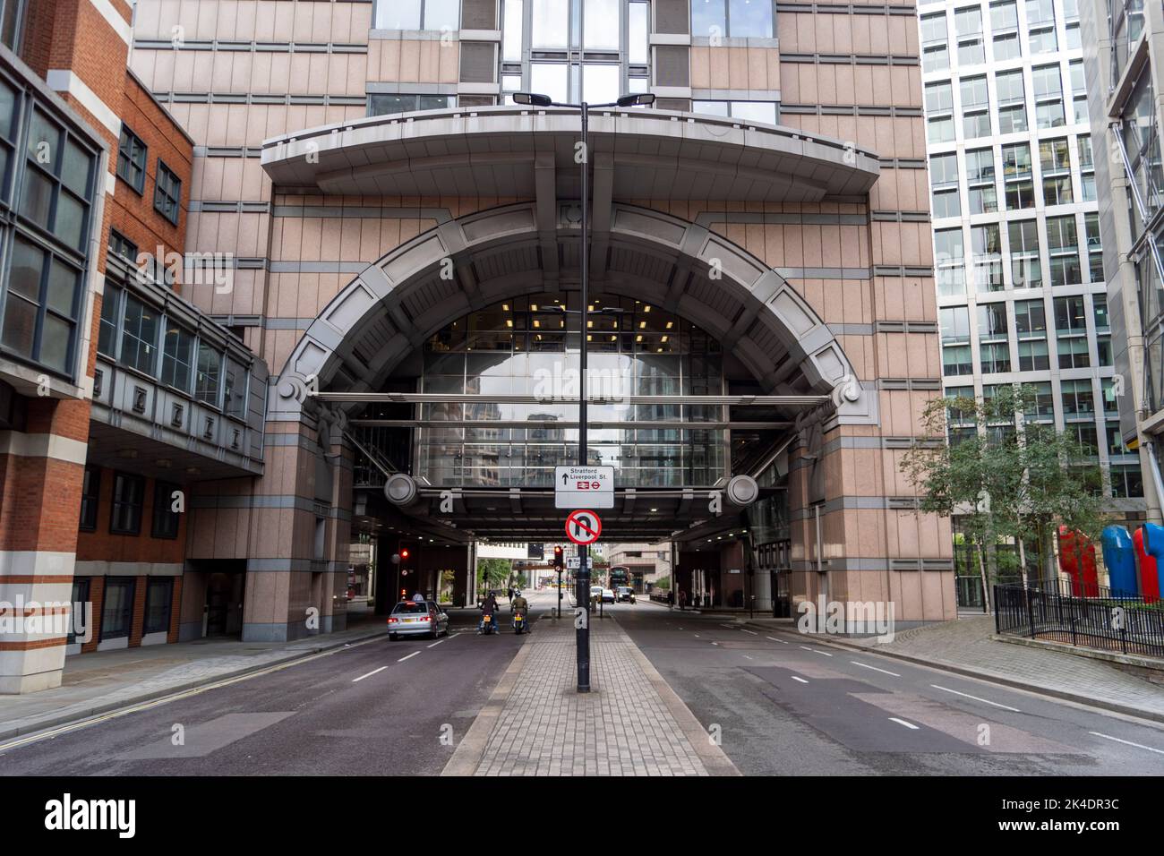 Straße unter der 125 London Wall, auch bekannt als Alban Gate, ein postmodernistisches Gebäude an der London Wall in der City of London. Architekt: Sir Terry Farrell. Stockfoto