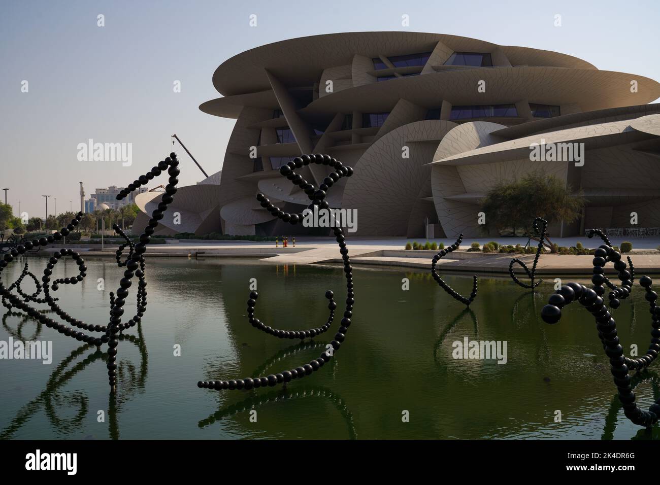 Doha, Katar, 1. Oktober 2022. Das Nationalmuseum von Katar wurde am 28. März 2019 der Öffentlichkeit zugänglich gemacht. Das Gebäude wurde von dem Architekten Jean Nouvel entworfen, der sich von dem Wüstenrosenkristall inspirieren ließ, der in Katar zu finden ist. Stockfoto