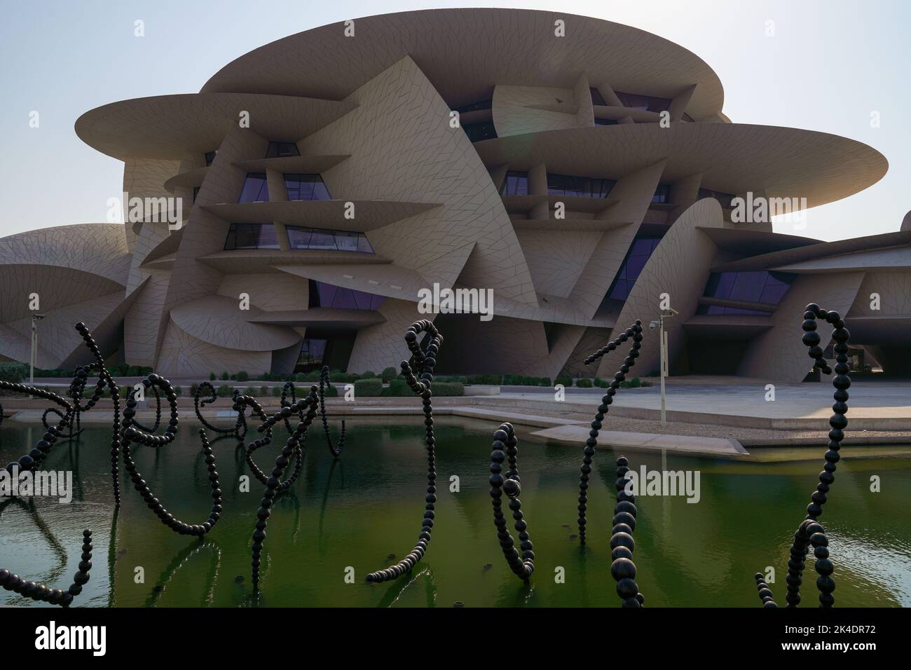 Doha, Katar, 1. Oktober 2022. Das Nationalmuseum von Katar wurde am 28. März 2019 der Öffentlichkeit zugänglich gemacht. Das Gebäude wurde von dem Architekten Jean Nouvel entworfen, der sich von dem Wüstenrosenkristall inspirieren ließ, der in Katar zu finden ist. Stockfoto