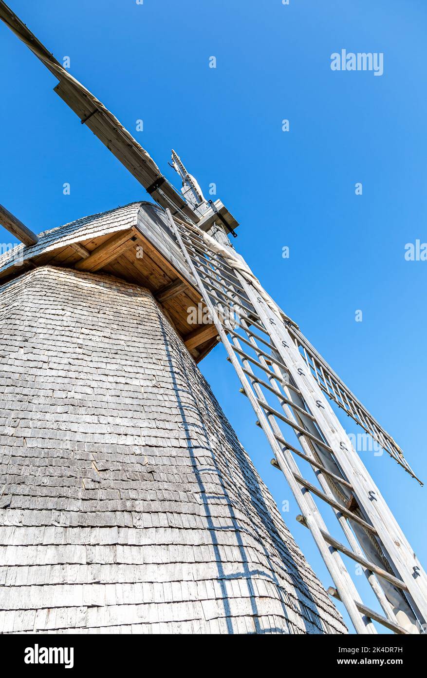 Alte hölzerne Windmühle gegen den blauen Himmel Stockfoto