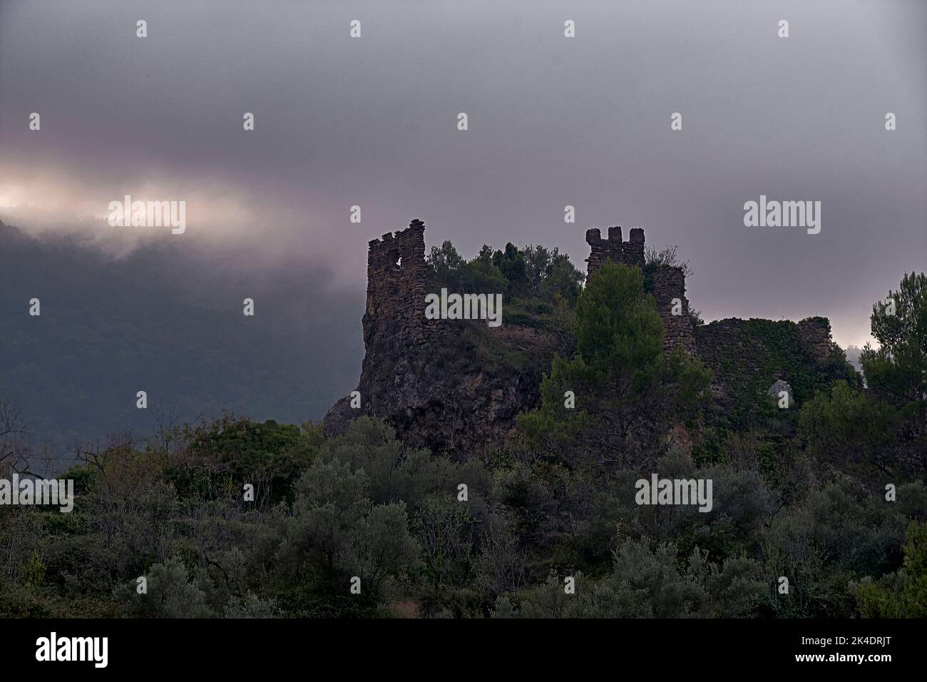 Jinquer, Castellon, Spanien. Ruinen einer verlassenen Burg auf dem Gipfel des Berges Stockfoto