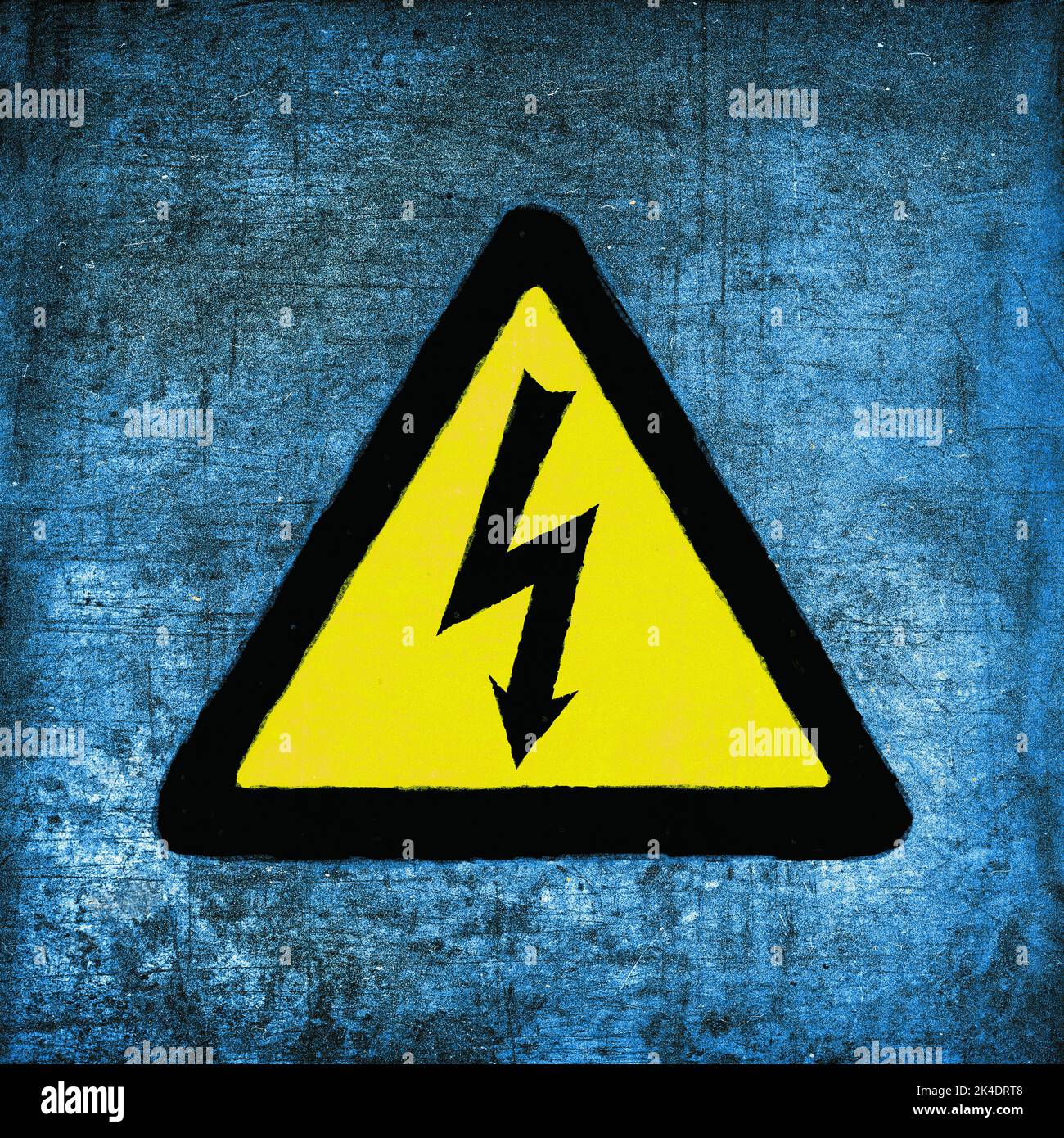 Hochspannungsschild, gelb und schwarz auf blau. Emblem für elektrische Gefahren, grunge strukturiert Stockfoto
