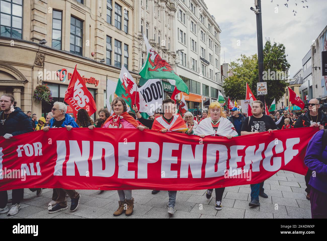 Tausende von Menschen nahmen an einem marsch und einer Kundgebung in Cardiff Teil, bei der sie die walisische Unabhängigkeit forderten. Stockfoto