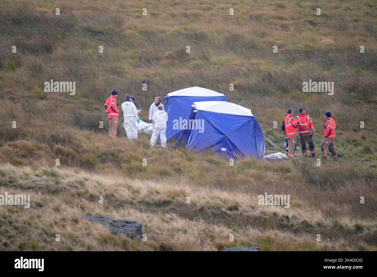 Die Szene auf Saddleworth Moor im Nordwesten Englands, wo die Polizei von Greater Manchester nach den Überresten des Leichnams des 12-jährigen Keith Bennett sucht, einem von fünf Opfern von Ian Brady und Myra Hindley, von denen drei später im Moor begraben gefunden wurden. Bilddatum: Sonntag, 2. Oktober 2022. Stockfoto