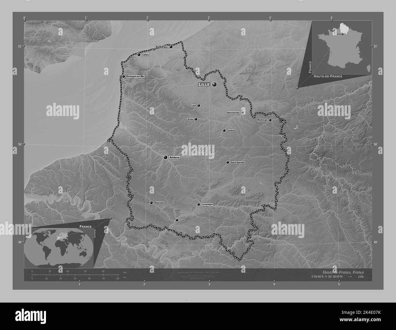 Hauts-de-France, Region Frankreich. Höhenkarte in Graustufen mit Seen und Flüssen. Orte und Namen der wichtigsten Städte der Region. Ecke Zusatzbereich Stockfoto