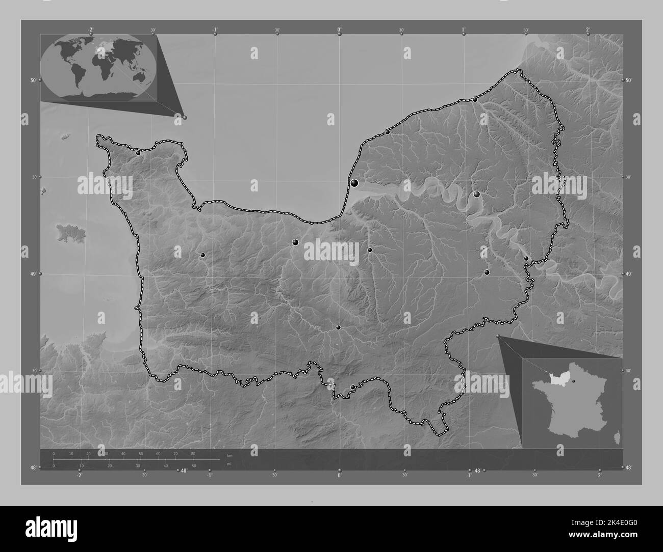 Normandie, Region Frankreich. Höhenkarte in Graustufen mit Seen und Flüssen. Standorte der wichtigsten Städte der Region. Karten für zusätzliche Eckposition Stockfoto