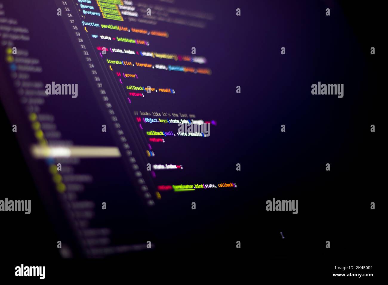 Komprimierter, farbiger Code-Hintergrund. Web-Programmierung mit Javascript-Codierung Stockfoto