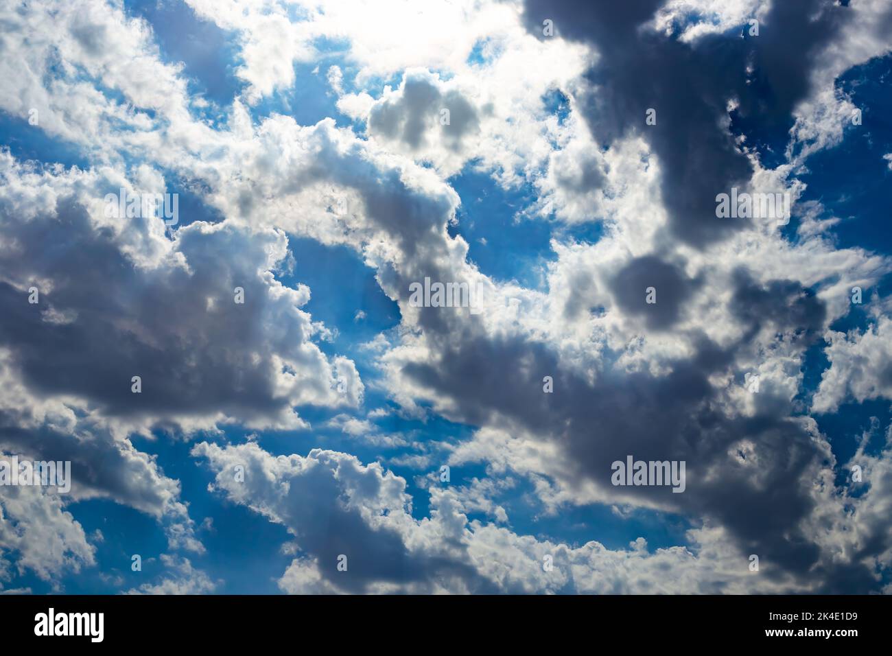 Blauer Himmel mit Wolken, heller Kontrasthintergrund. Stockfoto