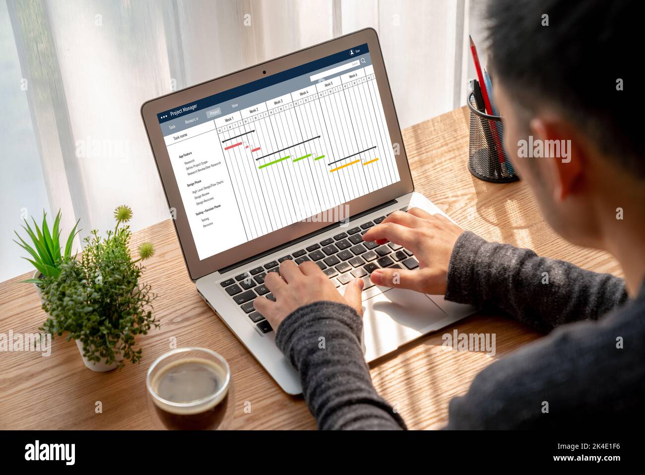 Projektplanungssoftware für modisches Business-Projektmanagement auf dem Computerbildschirm, der das Timeline-Diagramm des Team-Projekts zeigt Stockfoto