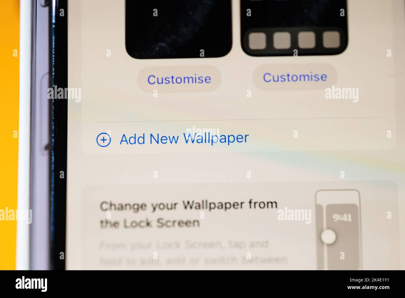 Paris, Frankreich - 17. Sep 2022: Neues Hintergrundbild im iOS 16 os auf dem neuen iPhone 14 pro max Smartphone von Apple Computers hinzufügen Stockfoto