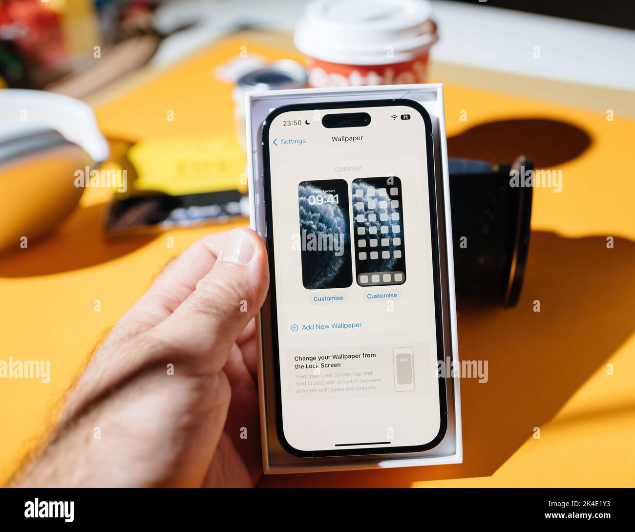 Paris, Frankreich - 17. Sep 2022: Einrichten eines neuen Smartphones - Hinzufügen eines neuen Hintergrundbildes im iOS 16 os auf dem neuen iPhone 14 pro max Smartphone von Apple Computers Stockfoto