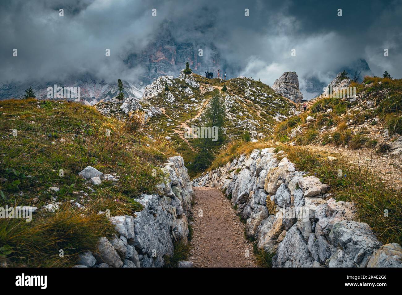 Weitläufiger Felswanderweg und nebelige Berge in der Nähe der Klippen von Cinque Torri, Dolomiten, Italien, Europa Stockfoto