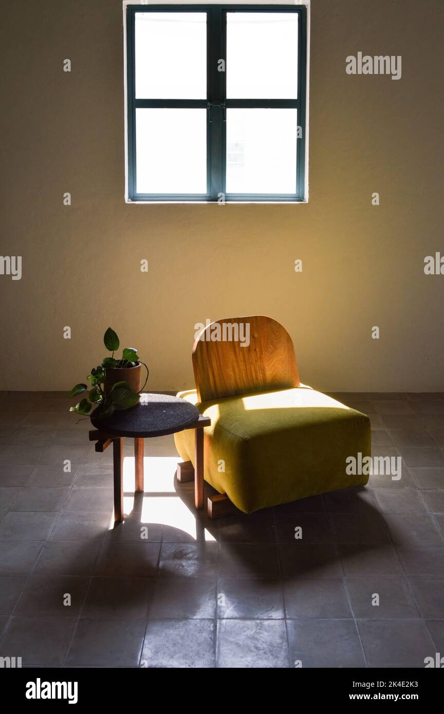 Sessel, Stuhl, Sofa, Struktur aus massivem Naturholz, Sitz und Rückenlehne aus Stoff Stockfoto