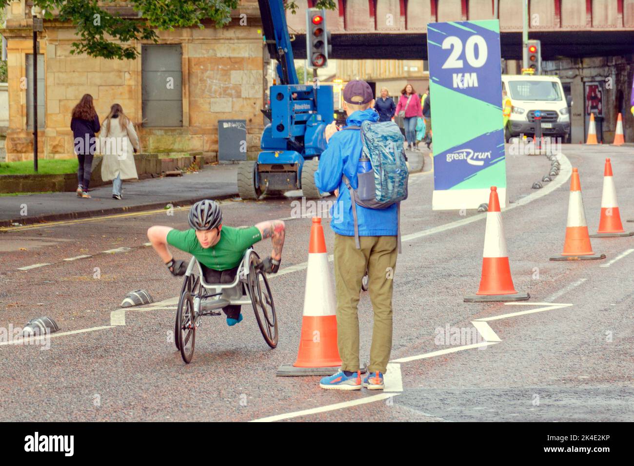 Glasgow, Schottland, Großbritannien 2.. Oktober 2022. Luke Deighton, Gewinner des Great Scottish Run Rollstuhlmarathons in Glasgow, Schottland, Großbritannien Stockfoto