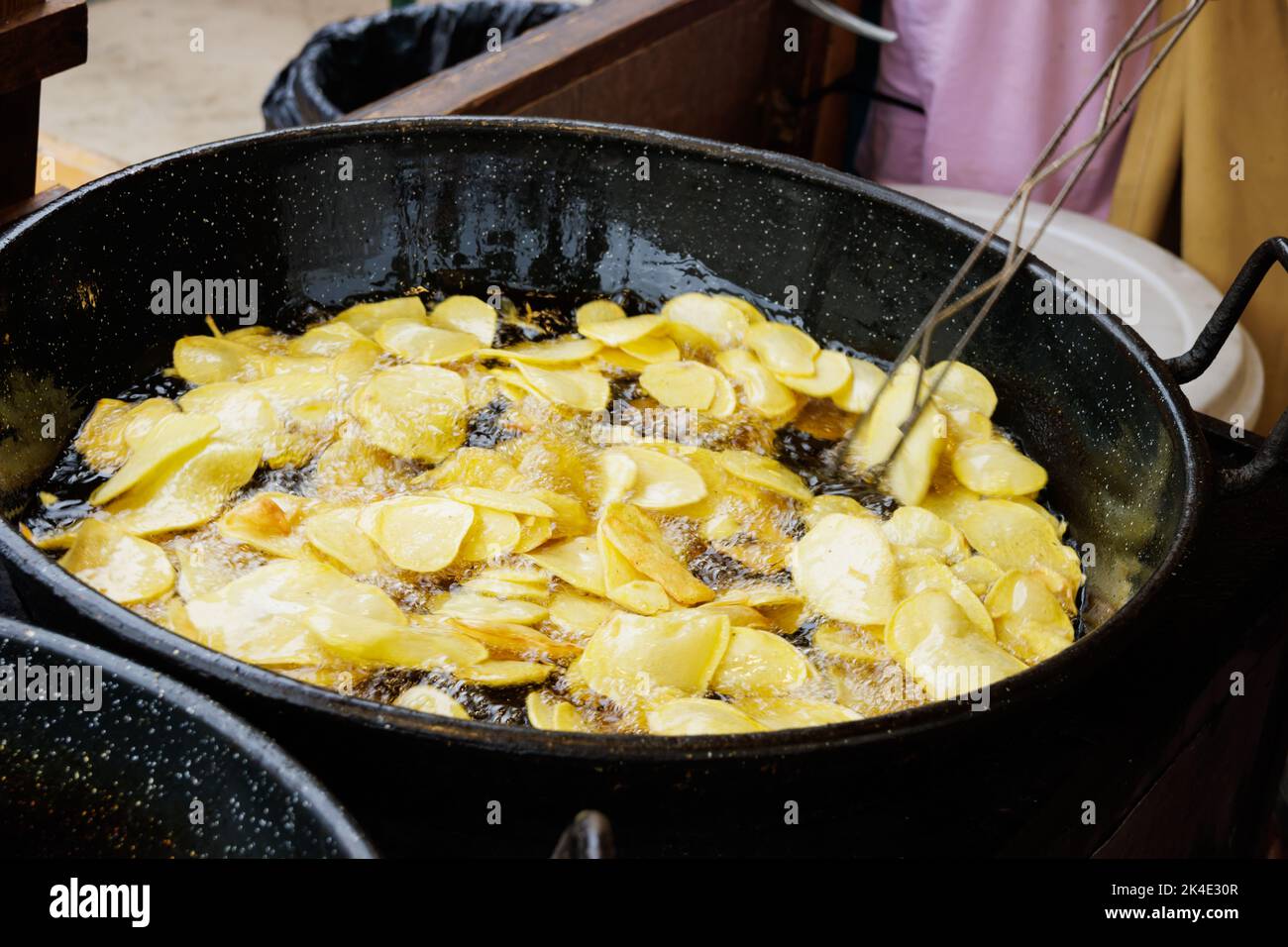 Bratkartoffeln in Öl braten und mit einem Löffel umrühren Stockfoto