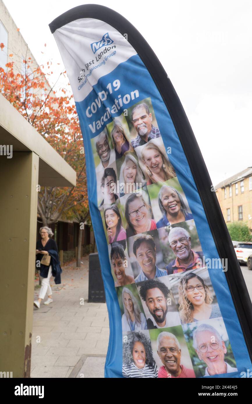 London, Großbritannien 1. Oktober 2022: Im Rahmen der Herbst-Booster-Kampagne für Impfungen gegen Koviden betreibt das Akerman Health Centre im Süden Londons eine spezielle Samstagsklinik mit vielen freiwilligen Stewards, um so viele Menschen wie möglich zu impfen. Die Zahl der Fälle und die Aufnahme von Coronavirus-Hospitalen ist in den letzten Wochen stark gestiegen, und es besteht die Befürchtung, dass in diesem Winter eine doppelte Menge an Covid-19- und Grippeerkrankungen auftreten könnte. Anna Watson/Alamy Live News Stockfoto