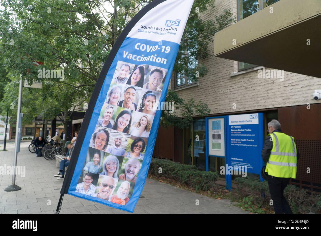 London, Großbritannien 1. Oktober 2022: Im Rahmen der Herbst-Booster-Kampagne für Impfungen gegen Koviden betreibt das Akerman Health Centre im Süden Londons eine spezielle Samstagsklinik mit vielen freiwilligen Stewards, um so viele Menschen wie möglich zu impfen. Die Zahl der Fälle und die Aufnahme von Coronavirus-Hospitalen ist in den letzten Wochen stark gestiegen, und es besteht die Befürchtung, dass in diesem Winter eine doppelte Menge an Covid-19- und Grippeerkrankungen auftreten könnte. Anna Watson/Alamy Live News Stockfoto