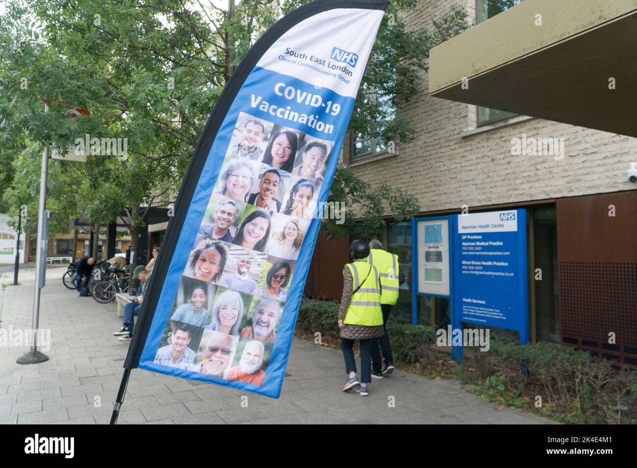 London, Großbritannien 1. Oktober 2022: Im Rahmen der Herbst-Booster-Kampagne für Impfungen gegen Koviden betreibt das Akerman Health Centre im Süden Londons eine spezielle Samstagsklinik mit vielen freiwilligen Stewards, um so viele Menschen wie möglich zu impfen. Die Zahl der Fälle und die Aufnahme von Coronavirus-Hospitalen ist in den letzten Wochen stark gestiegen, und es besteht die Befürchtung, dass in diesem Winter eine doppelte Menge an Covid-19- und Grippeerkrankungen auftreten könnte. Anna Watson/Alamy Live News Stockfoto
