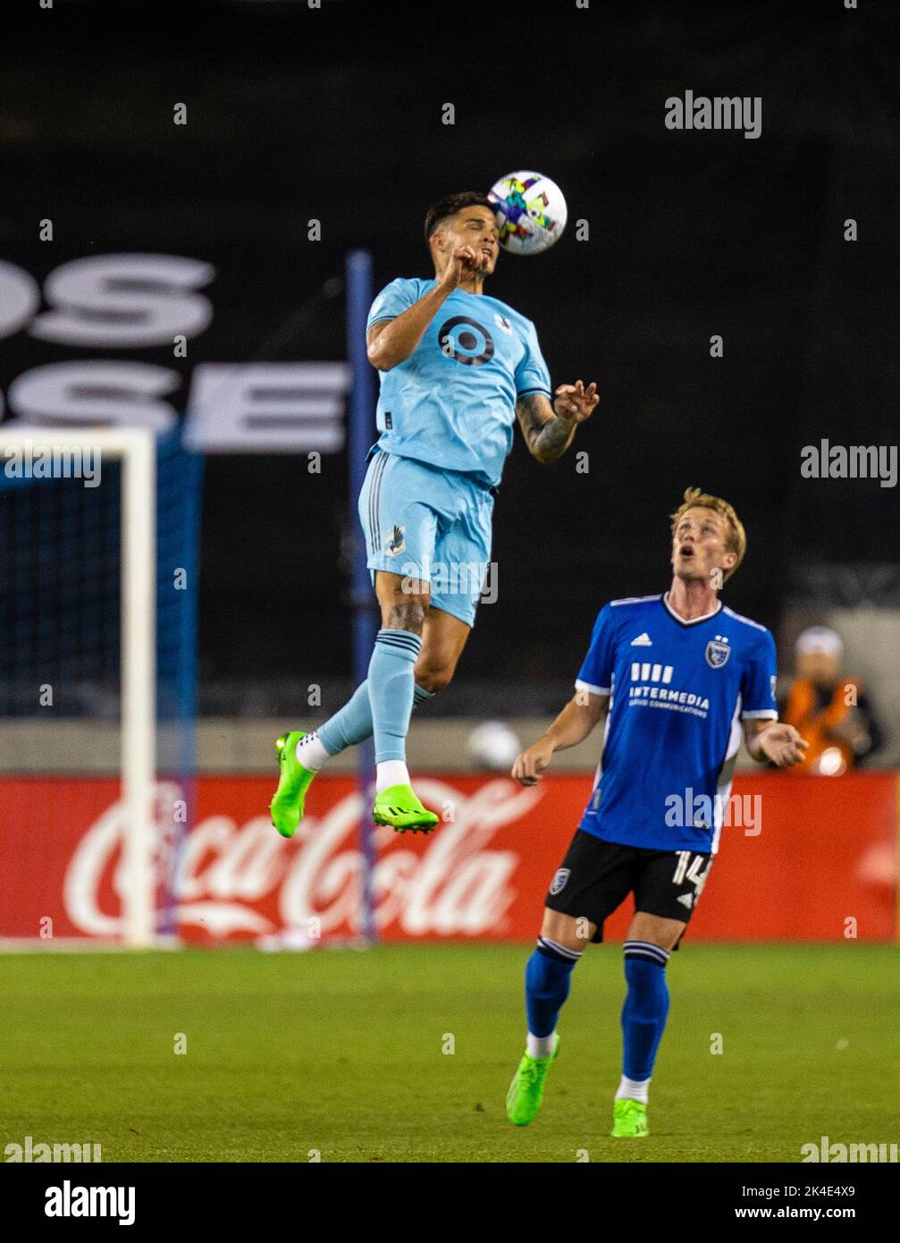 San Jose, Kalifornien, USA. 01. Oktober 2022 San Jose, CA USA der Minnesota-Stürmer Luis Amarilla (9) nimmt während des MLS-Spiels zwischen Minnesota United und den Erdbeben in San Jose einen Kopfschuss ab. Die Erdbeben schlugen Minnesota 2-0 im PayPal Park San Jose Kalifornien. Thurman James/CSM Credit: CAL Sport Media/Alamy Live News Stockfoto