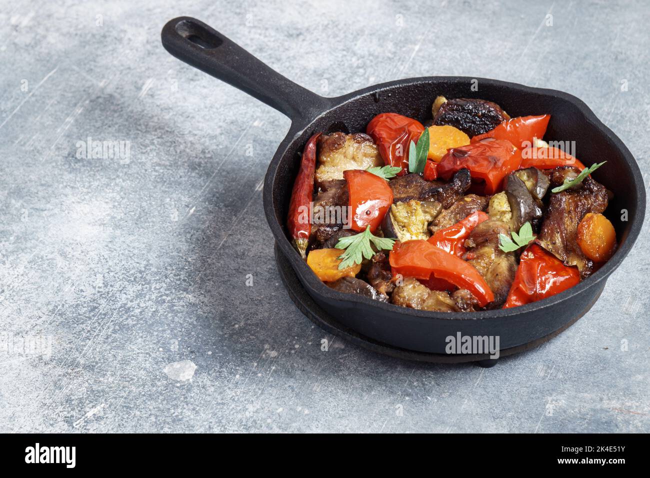 Gebackenes Fleisch mit Gemüse in einer Pfanne Stockfoto