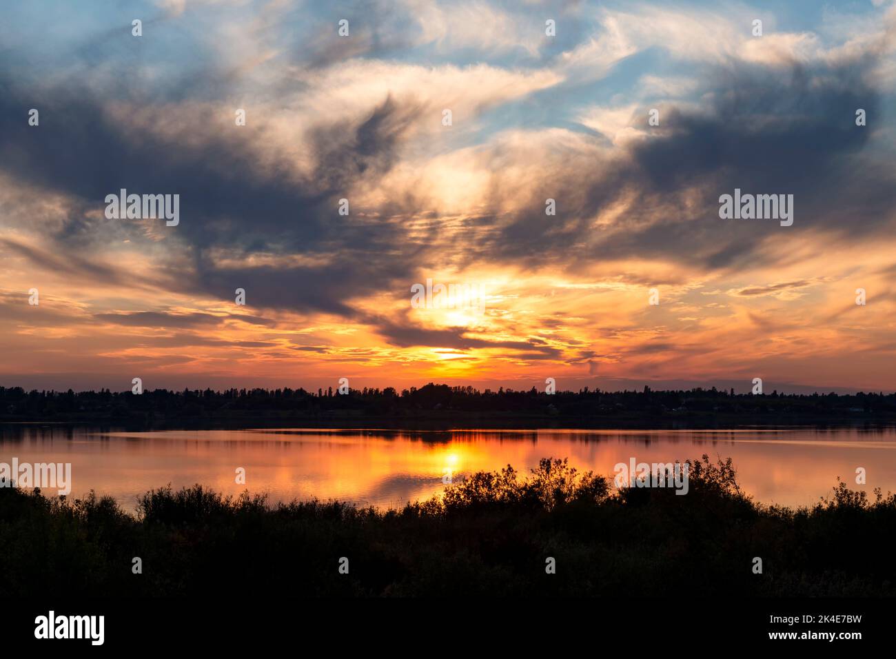 Erstaunlicher Sonnenuntergang gefärbter Himmel mit Spiegelung im See Stockfoto