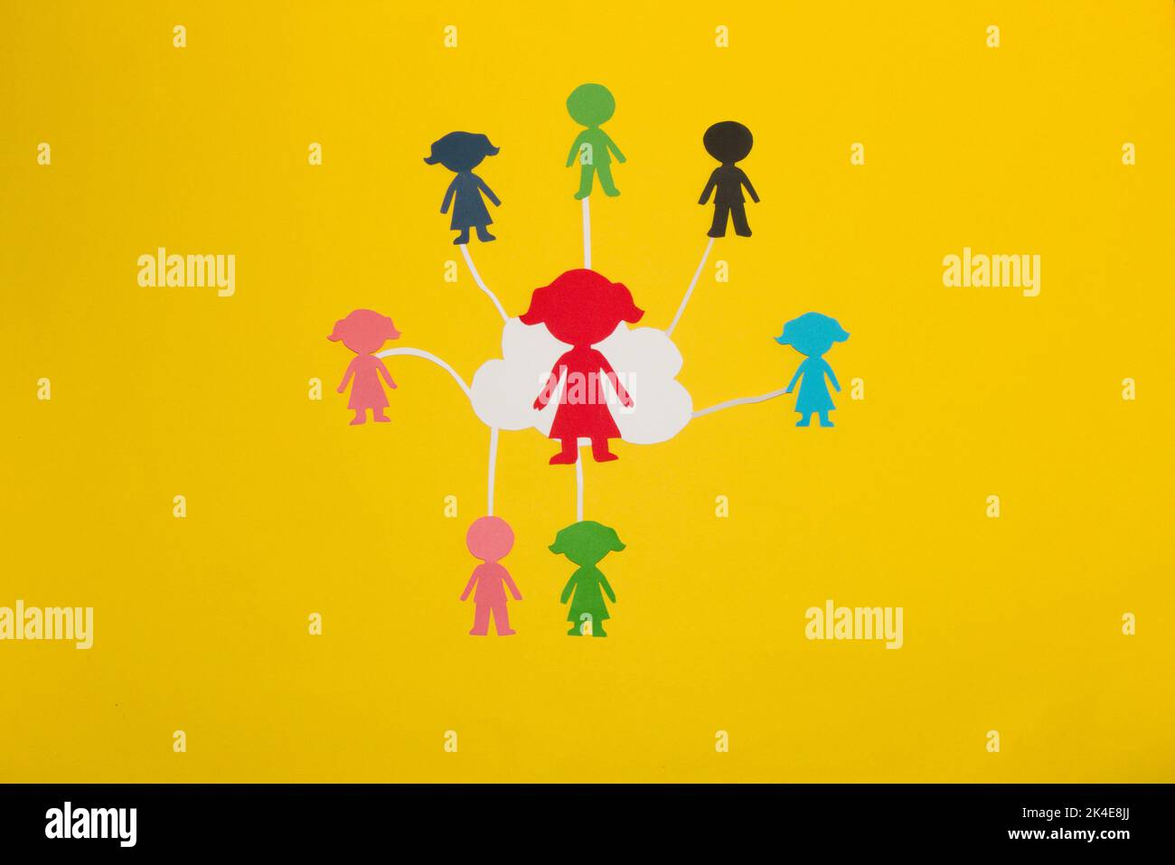 Geschäftsfrau im Zentrum der Cloud, umgeben von einem kreativen Team, Teamwork und einer starken Führungskraft Stockfoto