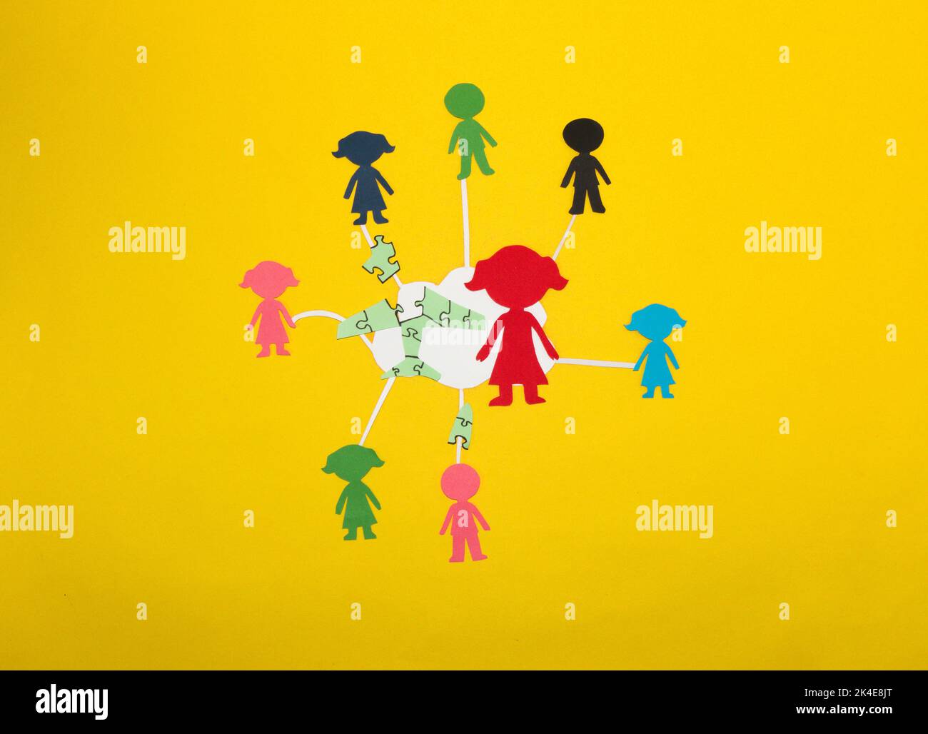 Leader im Cloud Center mit einem neuen Projekt, sammeln Daten zusammen und stellen ein Puzzle, Teamwork, Geschäftsfrau Stockfoto