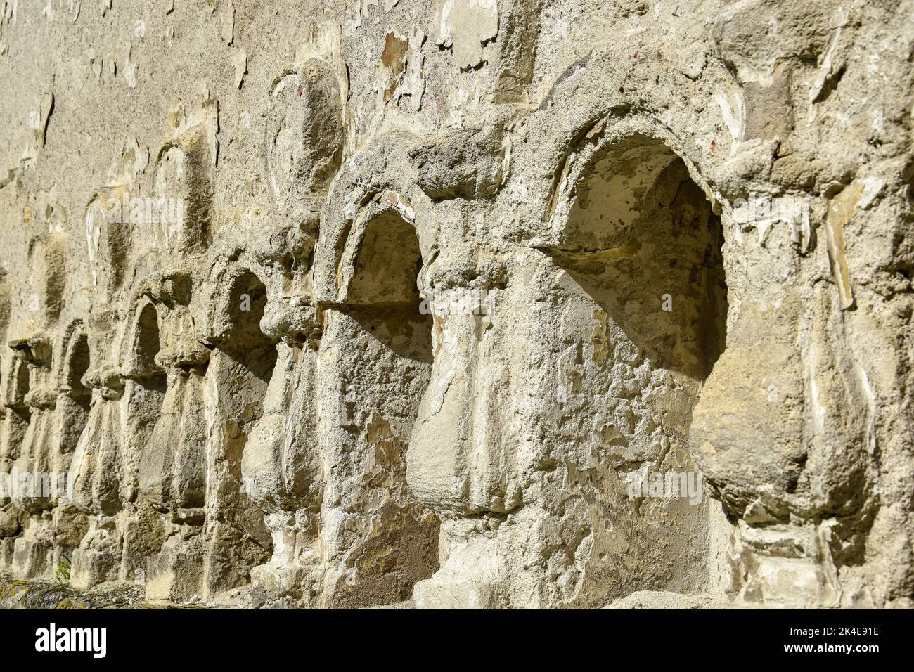 Steinreliefsäulen in die Wand geschnitzt. Struktur aus altem verfallenen Mauerwerk. Alte halb zerstörte Synagoge. Rashkov, Moldawien. Selektiver Fokus. Stockfoto Steinreliefsäulen in die Wand geschnitzt. Struktur aus altem verfallenen Mauerwerk. Alte halb zerstörte Synagoge. Rashkov, Moldawien. Selektiver Fokus. Stockfoto