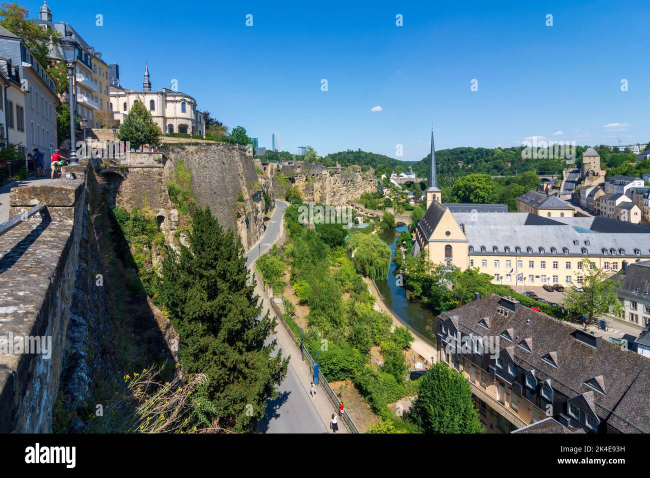 Luxemburg-Stadt (Lëtzebuerg; Luxemburg): Blick von der Festung Luxemburg auf das Alzette-Tal und den Bezirk Grund in der Altstadt, Luxemburg Stockfoto